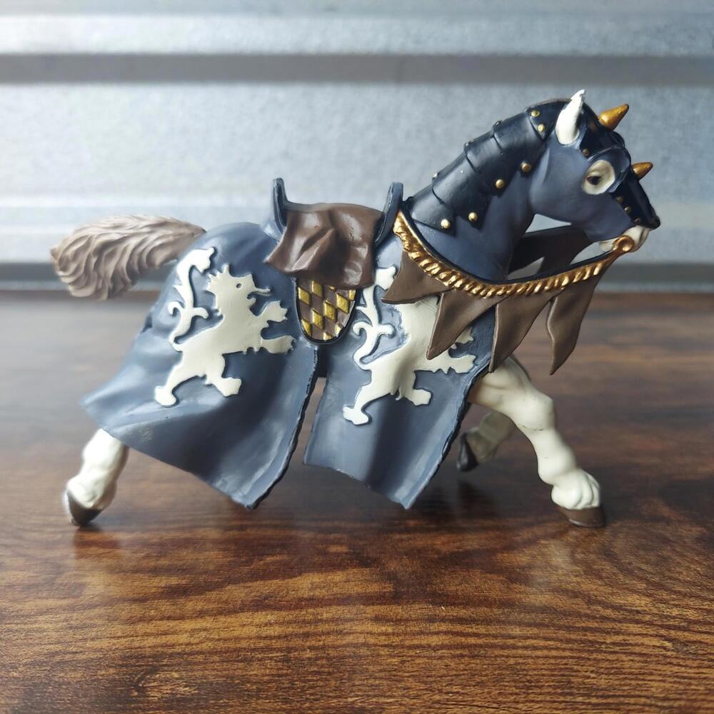 Papo White Horse of Black Horseman Figure Tournament Gray With White Lion Crest